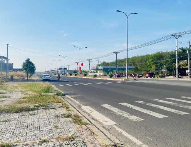 Cần bán đất mặt tiền đường Nguyễn Văn Linh cổng trung tâm hành chính thị xã